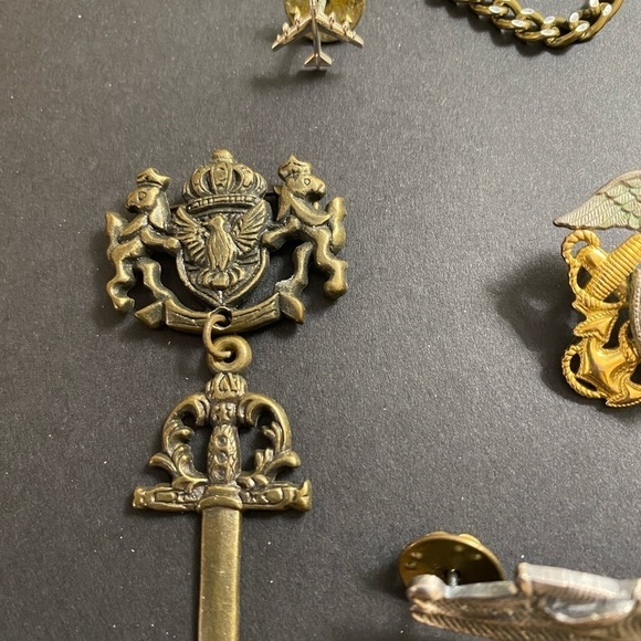 7 Military Pins Vintage Anchor, Planes, Eagles, Brass, Gold - Picture 6 of 10